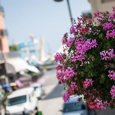 Hotel Villa Dei Gerani Rimini Dış mekan fotoğraf